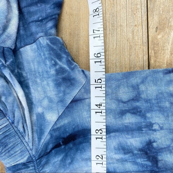 Simply Southern blue white tie dye ruffle sleeve top - Picture 5 of 11